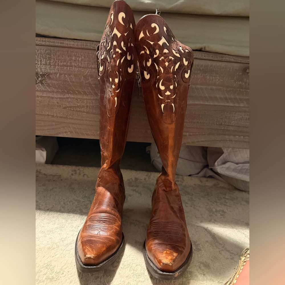 Ariat cowboy boots size 7.5b. Perfect condition